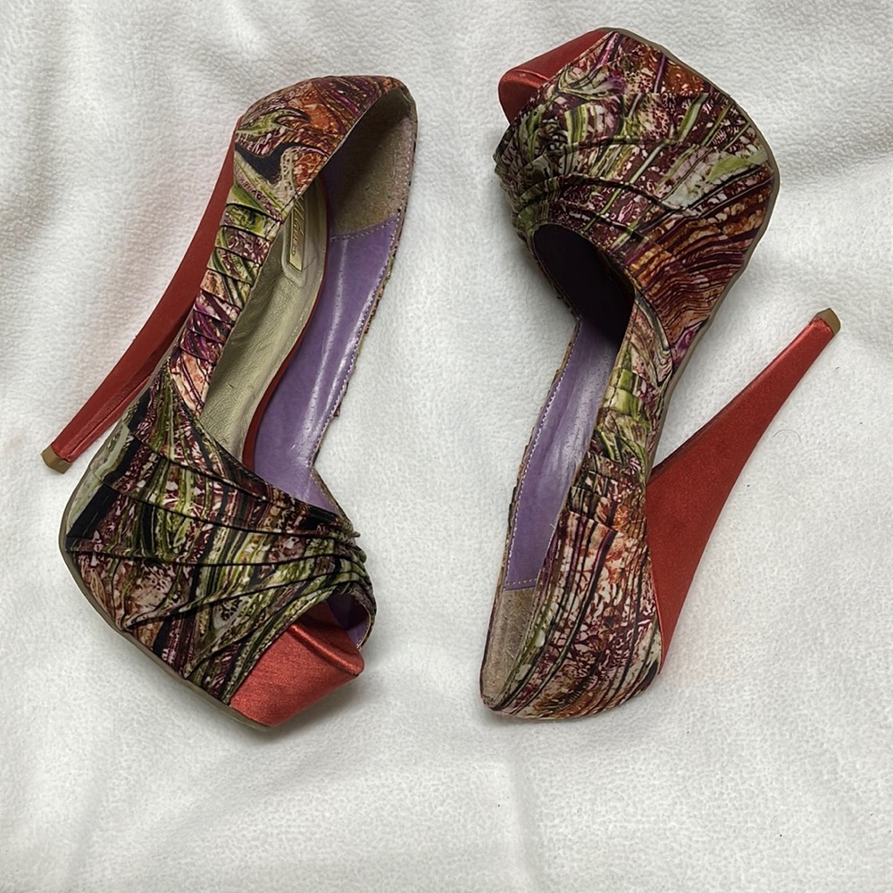 Pre owned Wild pair size 7 US